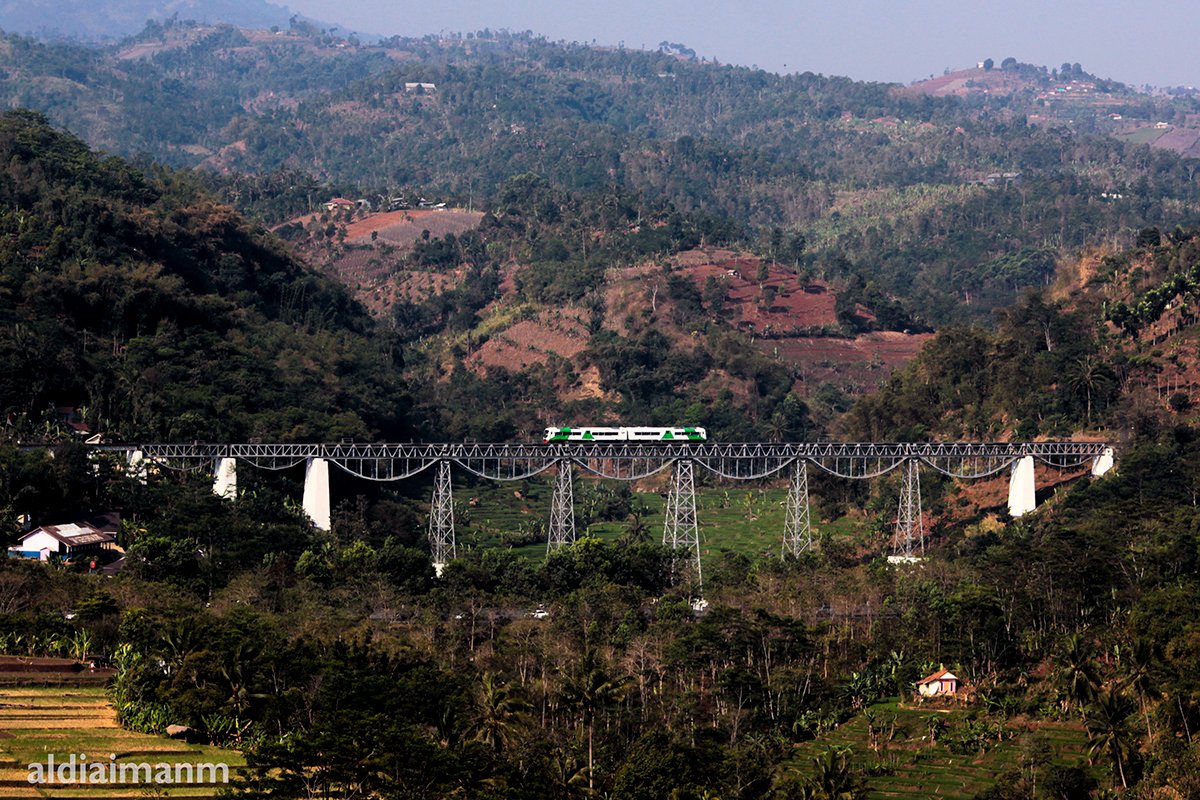 aldieaimanCC204's tweet photo. Jembatan Cibisoro (BH 544)
Panjang bentang 290 m (10+10+10+10+20+20+30+30+30+30+30+30+20+10) m
Petak Cilame-Padalarang
Km 153+948
#keretaapikita #daop2 #kai121 https://t.co/OUdnJrnrlX