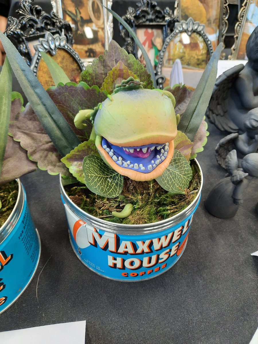 Vangomakememory's tweet photo. I'm so regretting not getting this today at the Oddities and Curiosities expo 🤔 https://t.co/CJ47IV8xxk