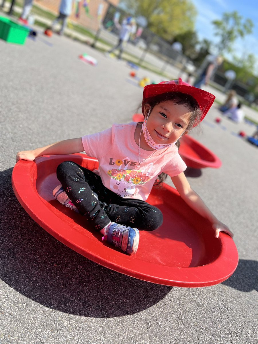 MsBaker_MVW's tweet photo. Enjoying the warm weather! 😎 #fcpsprek #mvwes https://t.co/yGbQDozH1W
