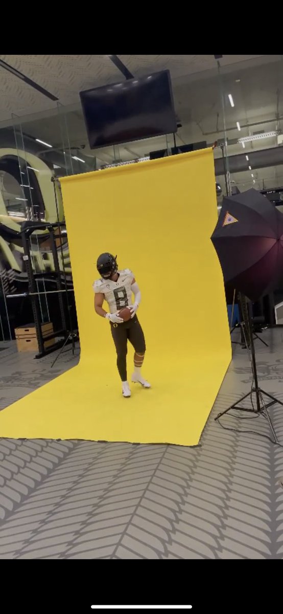 Rbenenge23's tweet photo. Thank you to @Coach_JakeLong @CoachLup @CoachDanLanning @CoachTinkFB @JRMoala and the whole Oregon Football Staff for a great visit💚🦆 #ScoDucks https://t.co/tgSK4mHpG6