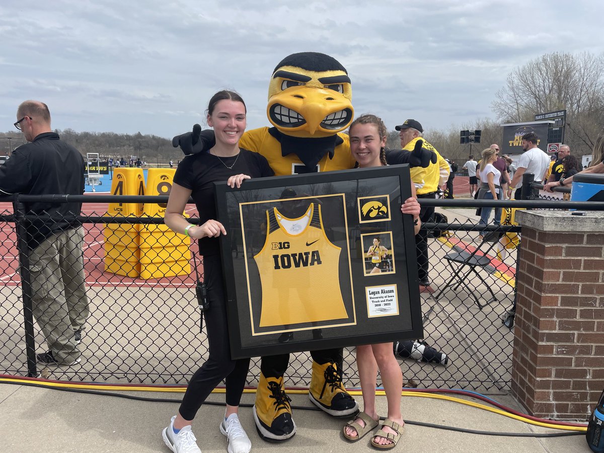 PhilAkason's tweet photo. ⁦@lakason24⁩ senior day on the ⁦@IowaXC_TF⁩ track. Time sure flies. Congratulations on finishing your running career healthy! #GoHawks https://t.co/VmMYjDDTv5