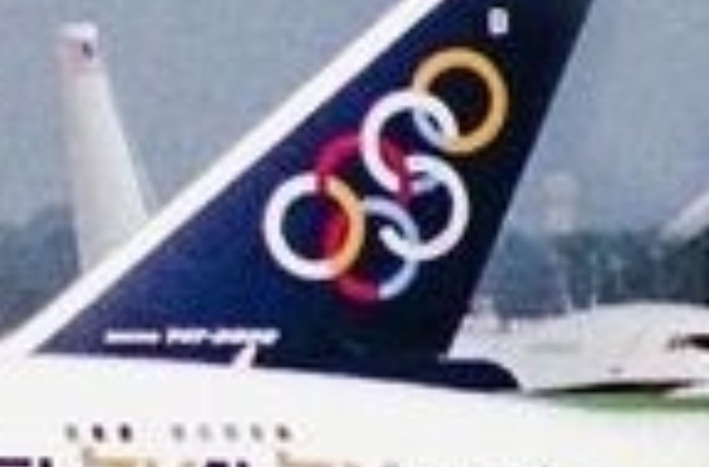 JoeRamallo's tweet photo. @brianharrison72 @BCalStewardess Great picture. Seeing an Aerolíneas Argentinas 747 I suppose it was taken at JFK. There's a 5th 747 on the back with white tail and an US flag. No idea which airline is that one. https://t.co/mnsAlK1kU1