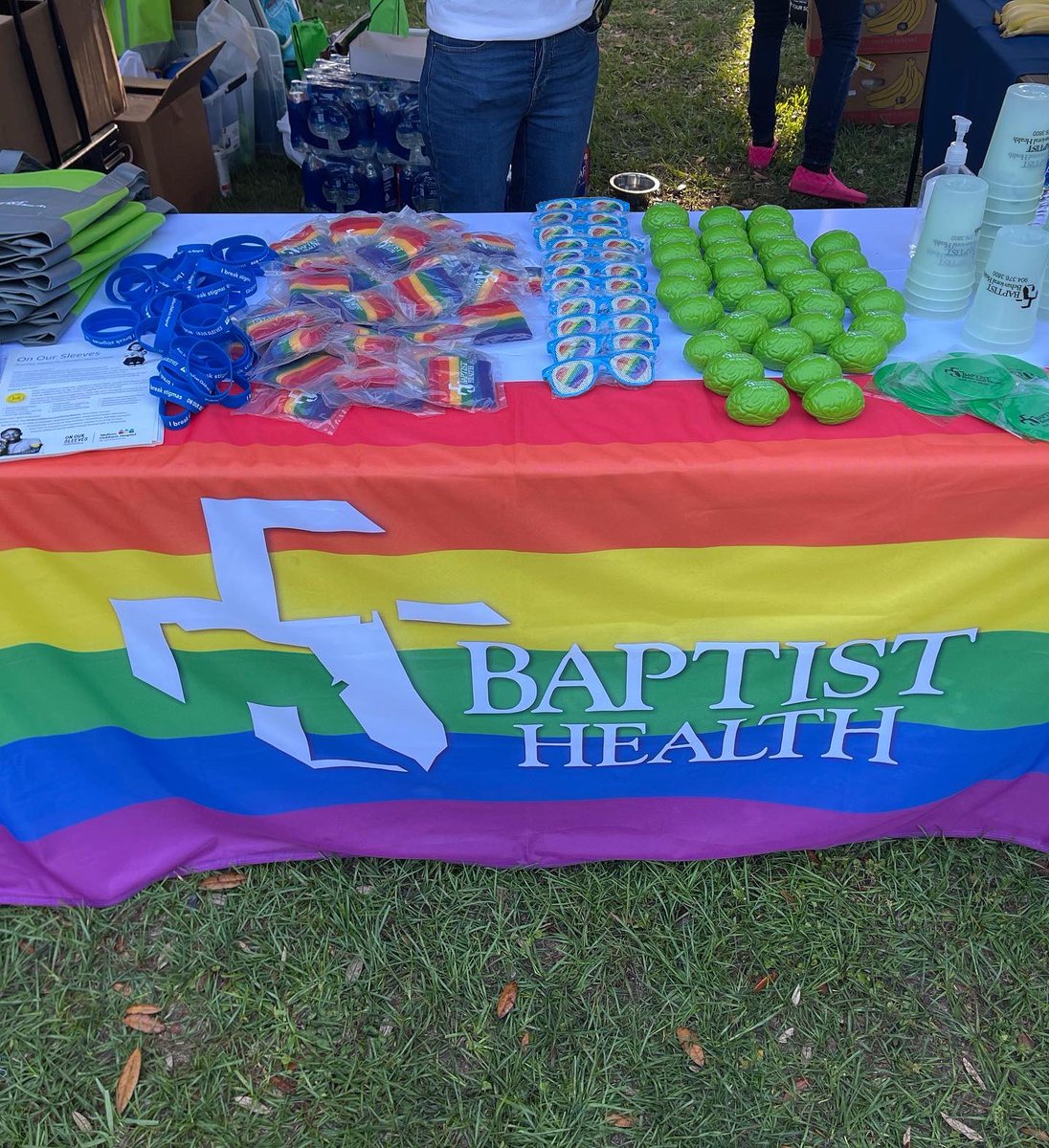 BaptistHealthJx's tweet photo. After not taking place the last two years, our team members were especially thrilled to be able to volunteer at @JASMYNJaxโs 11th Annual #StridesForPride 5K earlier today! ๐ณ๏ธโ๐
#BaptistProud #BaptistPride https://t.co/lbGf9Of0lz