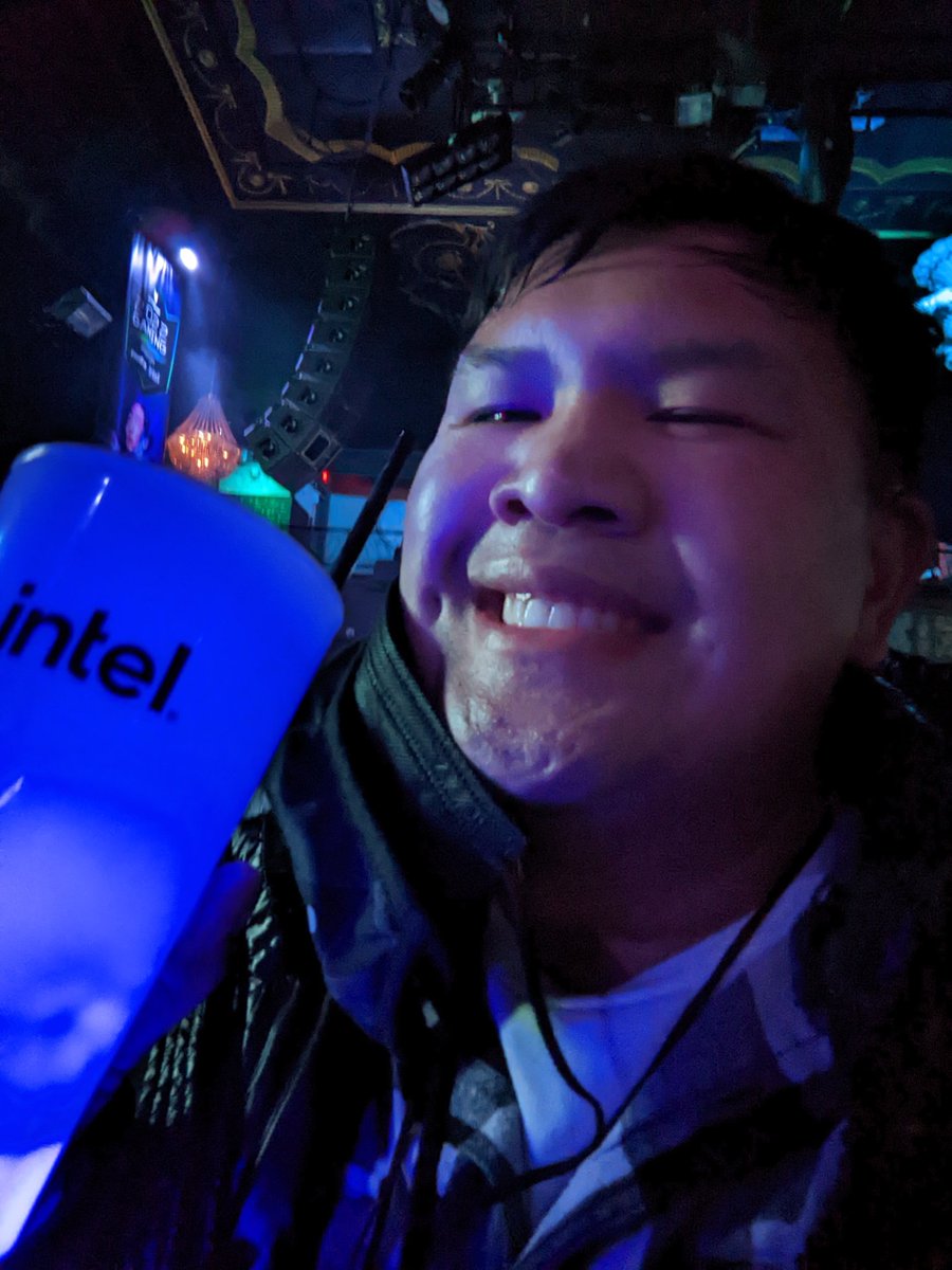 longttran's tweet photo. Cheers #paxpredator!!! https://t.co/nFCxVH1GWh
