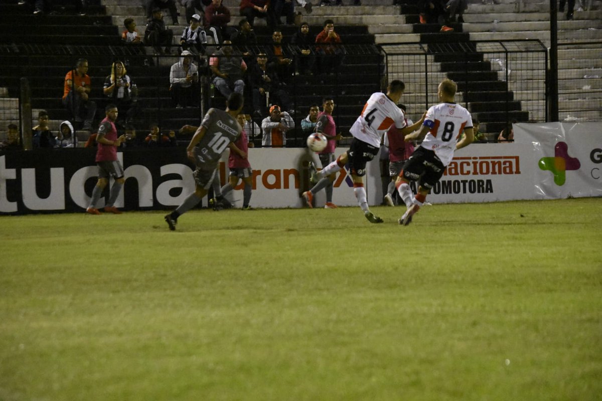 orgullomayor's tweet photo. #Fútbol #CFExMOR
Caída en Chaco

Final en Resistencia, Morón cayó 1 a 0 ante Chaco For Ever, con el tanto de Emanuel Díaz, a los '42 del primer tiempo.

En una primera etapa, en la que el Gallo fue más y tuvo chances netas de gol, volvió a fallar en la definición y lo pagó caro. https://t.co/WyOay4qlNO