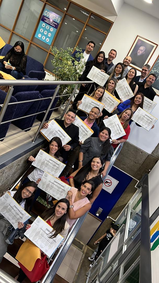 Negocios UCAB (@negociosucab) on Twitter photo Compartimos la alegría de los participantes de la primera edición de nuestra Cátedra Empresarial: Retail Management al recibir sus certificados.
Una propuesta #Innovadora en alianza con empresas líderes como <a href="/elplazas/">Automercados Plazas</a> <a href="/Farmatodo/">Farmatodo</a> <a href="/Tiendas_Beco/">BECO</a> <a href="/ML_Venezuela/">Mercado Libre Venezuela</a> <a href="/NielsenIQ/">NIQ</a> Compartimos la alegría de los participantes de la primera edición de nuestra Cátedra Empresarial: Retail Management al recibir sus certificados.
Una propuesta #Innovadora en alianza con empresas líderes como <a href="/elplazas/">Automercados Plazas</a> <a href="/Farmatodo/">Farmatodo</a> <a href="/Tiendas_Beco/">BECO</a> <a href="/ML_Venezuela/">Mercado Libre Venezuela</a> <a href="/NielsenIQ/">NIQ</a>