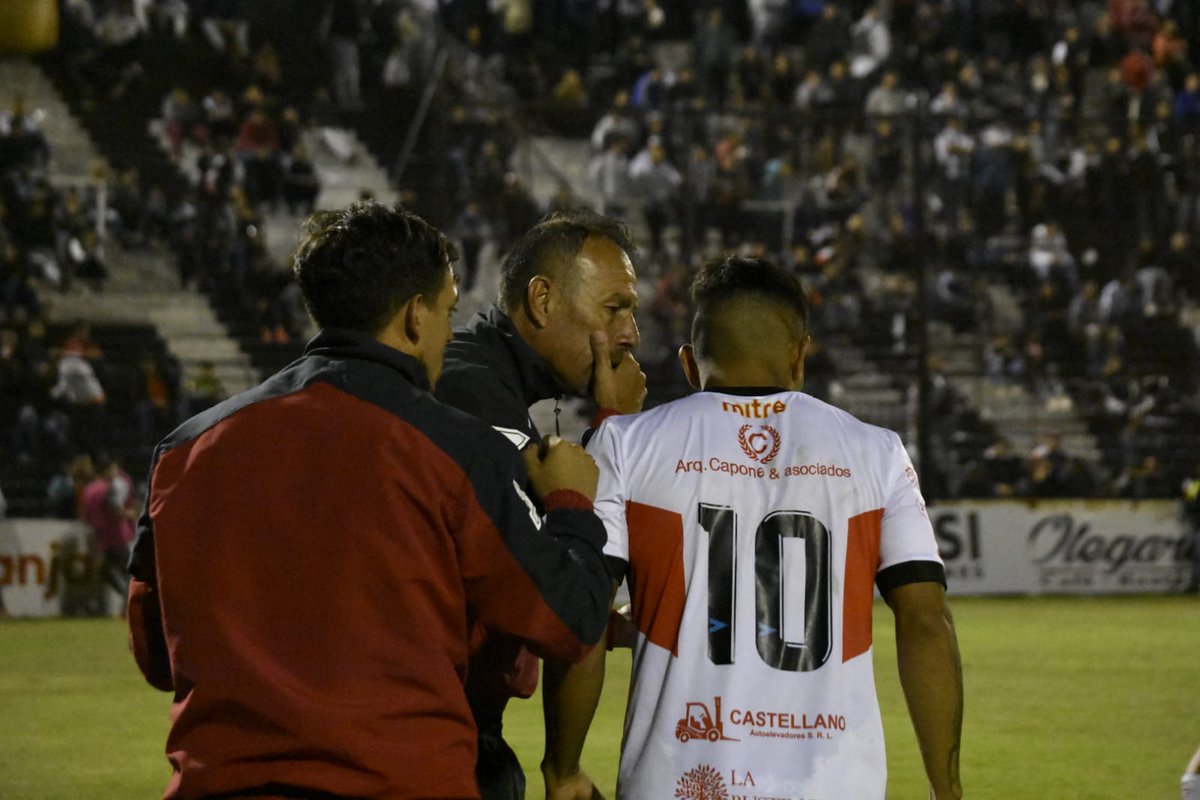 corazon_degallo's tweet photo. #Fútbol #CFExMOR
Caída en Chaco

Final en Resistencia, Morón cayó 1 a 0 ante Chaco For Ever, con el tanto de Emanuel Díaz, a los '42 del primer tiempo.

En una primera etapa, en la que el Gallo fue más y tuvo chances netas de gol, volvió a fallar en la definición y lo pagó caro. https://t.co/iShj1hN8Vg