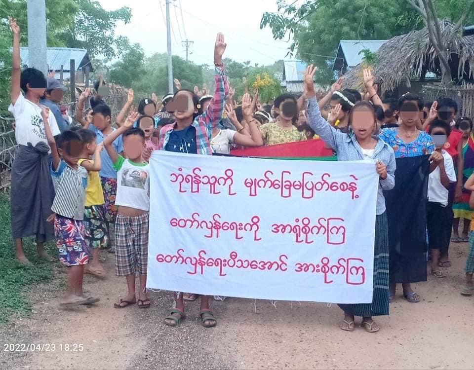 katycho22222's tweet photo. #Myaing general strike marched to show their rejection towards Military rules on Apr24.Nothing can stop our revolutionary spirit and we will never surrender under military boots.
🙏🏽✊🏽💪🏽
တော်လှန်ရေးကို အာရုံစိုက်ကြ
#VillagesBurntDownByJunta 
#2022Apr24Coup #WhatsHappeningInMyanmar https://t.co/2TaETxWfmb