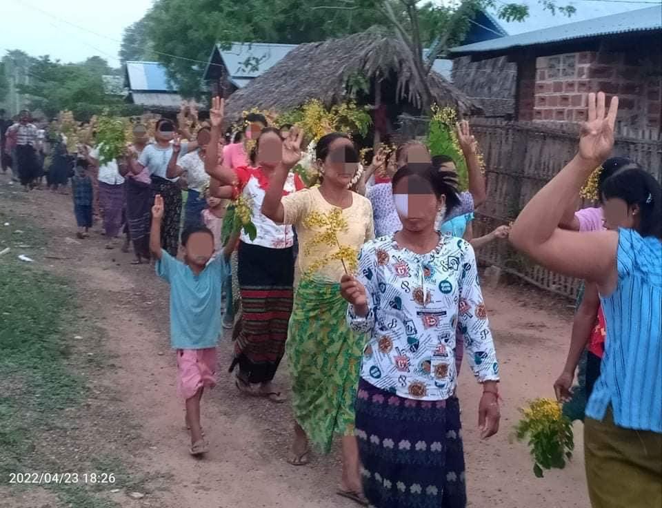 katycho22222's tweet photo. #Myaing general strike marched to show their rejection towards Military rules on Apr24.Nothing can stop our revolutionary spirit and we will never surrender under military boots.
🙏🏽✊🏽💪🏽
တော်လှန်ရေးကို အာရုံစိုက်ကြ
#VillagesBurntDownByJunta 
#2022Apr24Coup #WhatsHappeningInMyanmar https://t.co/2TaETxWfmb