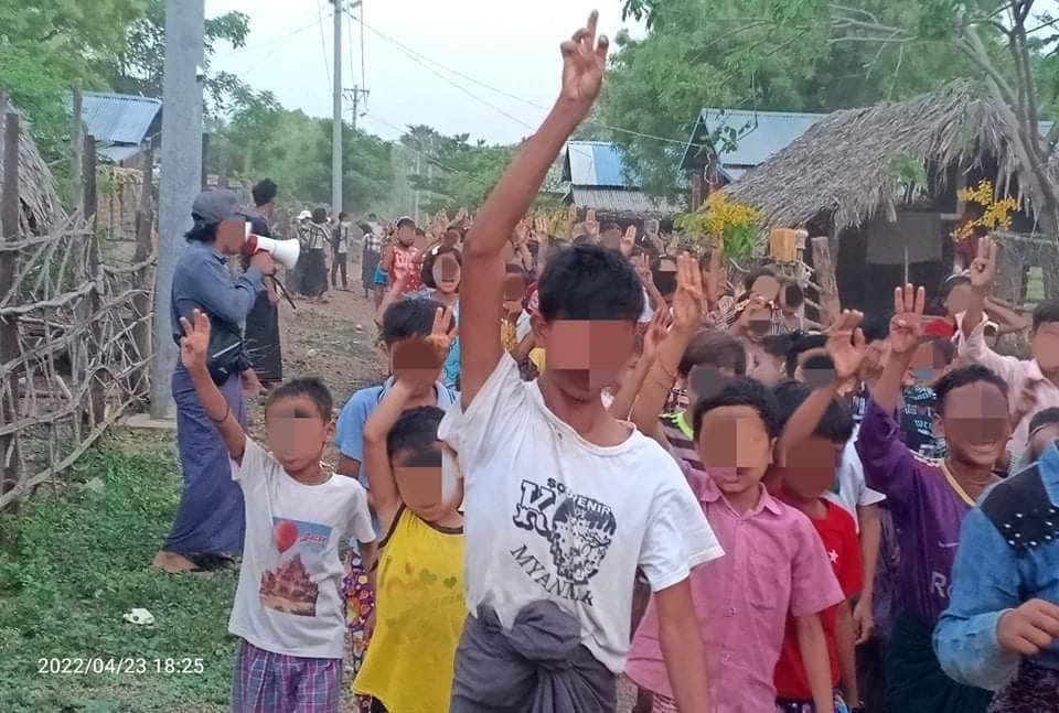 katycho22222's tweet photo. #Myaing general strike marched to show their rejection towards Military rules on Apr24.Nothing can stop our revolutionary spirit and we will never surrender under military boots.
🙏🏽✊🏽💪🏽
တော်လှန်ရေးကို အာရုံစိုက်ကြ
#VillagesBurntDownByJunta 
#2022Apr24Coup #WhatsHappeningInMyanmar https://t.co/2TaETxWfmb