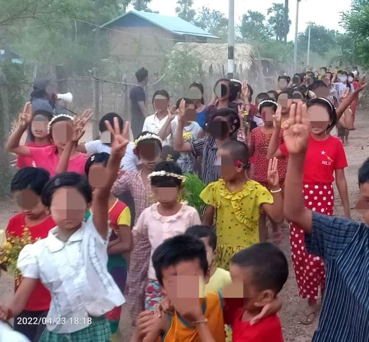 Phu_twt_mm's tweet photo. Basic educational student union and locals of Myaing tsp staged the anti-dictatorship movement yesterday evening.
#2022Apr24Coup 
#VillagesBurntDownByJunta 
#WhatsHappeningInMyanmar https://t.co/e8M1DEHAL5