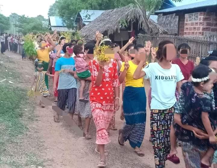 Phu_twt_mm's tweet photo. Basic educational student union and locals of Myaing tsp staged the anti-dictatorship movement yesterday evening.
#2022Apr24Coup 
#VillagesBurntDownByJunta 
#WhatsHappeningInMyanmar https://t.co/e8M1DEHAL5