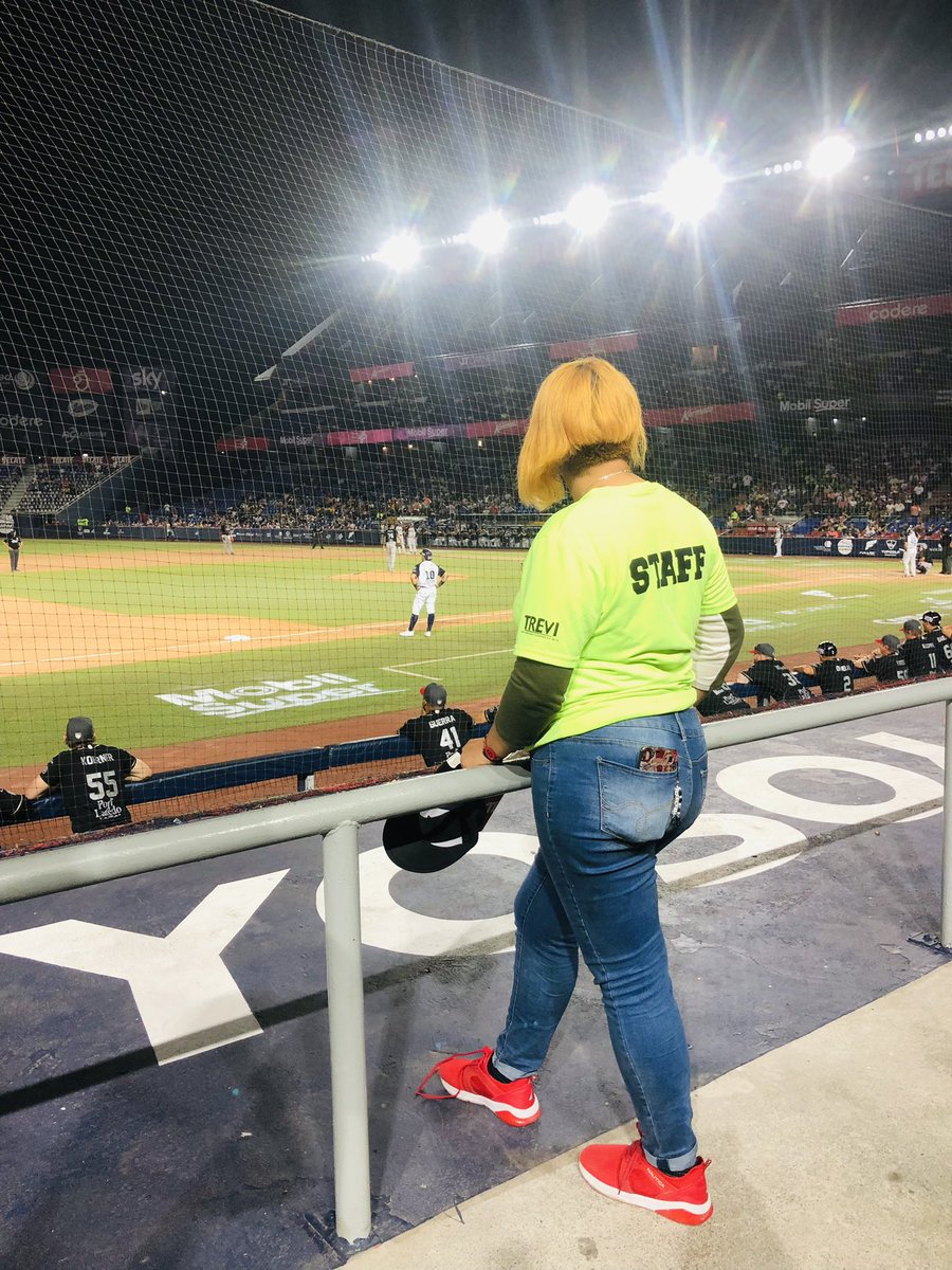 JCamposG's tweet photo. @WillieMty el heroico cuerpo de seguridad del estadio mobile super No deja ver el juego.. y se niega a moverse @mmdeportesmx https://t.co/y9vaTQb6Tv