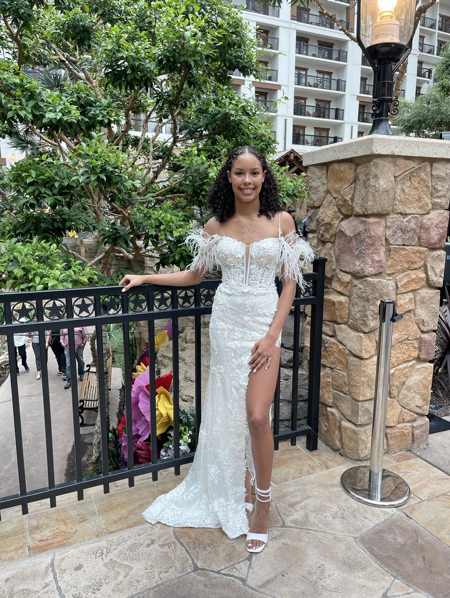 Kdperryplus6's tweet photo. My girl! #LHSProm #SeniorYear2022 @Mataiya4 https://t.co/2kH3fDe6dp