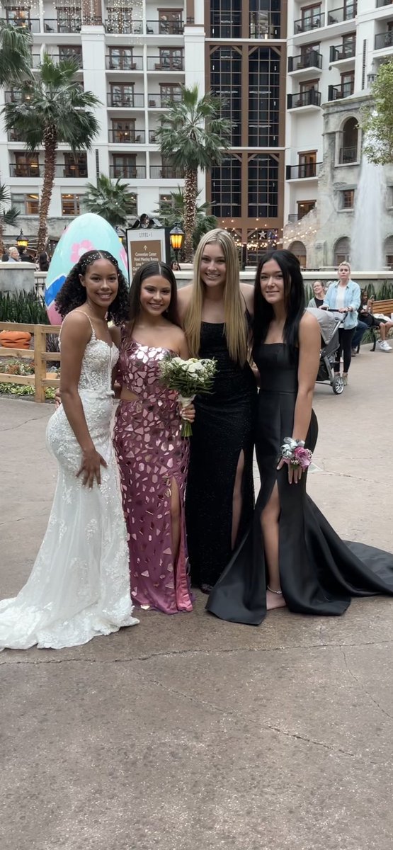Kdperryplus6's tweet photo. My girl! #LHSProm #SeniorYear2022 @Mataiya4 https://t.co/2kH3fDe6dp