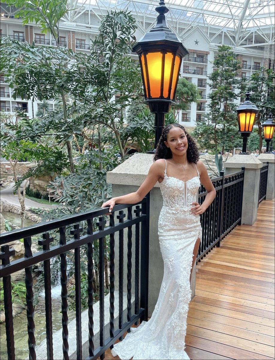 Kdperryplus6's tweet photo. My girl! #LHSProm #SeniorYear2022 @Mataiya4 https://t.co/2kH3fDe6dp