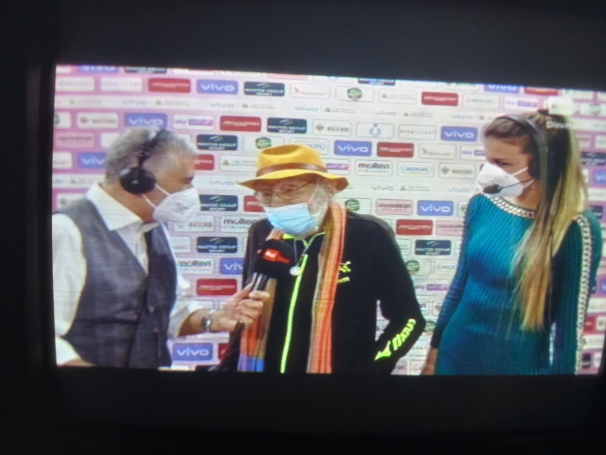 AVigevano's tweet photo. E allora un caloroso BENTORNATO al grande @LupoWanny ! Un applauso a lui da tutti gli appassionati della pallavolo italiana! E grazie a @PisaniGiulia e @marcofantasiatw per averlo "placcato" in favore del pubblico! 👏👏👏 https://t.co/mBeIGecaTD