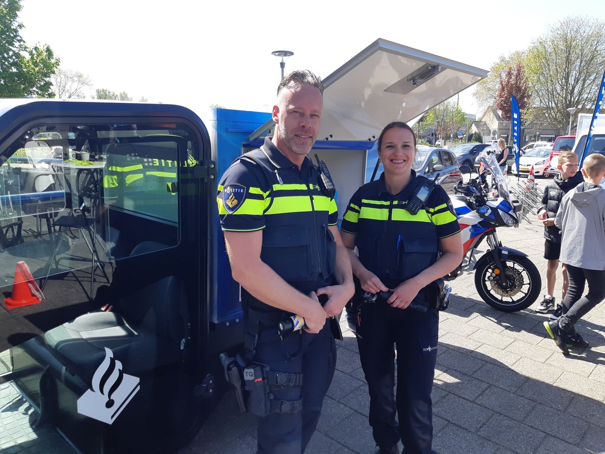 WA_Capelle_Zuid's tweet photo. De afgelopen week in meerdere gebieden van IJsselland de actie "Wijkagenten in de wijk". Ook de wijkagenten Cindy Coremans en Kees Moerland waren onder veel belangstelling in hun wijken aanwezig. #sGravenland #Fascinatio #Capellewest #Kralingseveer https://t.co/zj7Mej2ObO