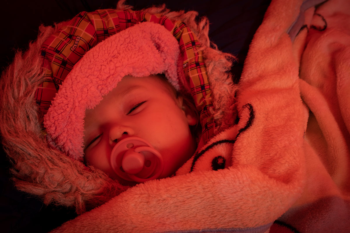 SaveChildrenEs's tweet photo. Se estima que más de 63.000 bebés han nacido en estos dos meses de guerra en #Ucrania. En estas condiciones las consecuencias podrían tener un impacto de por vida en su salud mental. Exigimos una solución urgente, este número seguirá creciendo si no. #NoALaGuerraContraLaInfancia https://t.co/4AOhmvzr6w