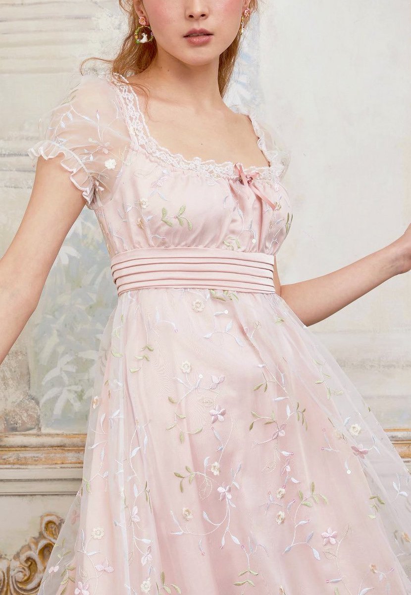 naturines's tweet photo. LaceMade Spring 2022 Ready-to-Wear Collection https://t.co/HLTKnmEGSs