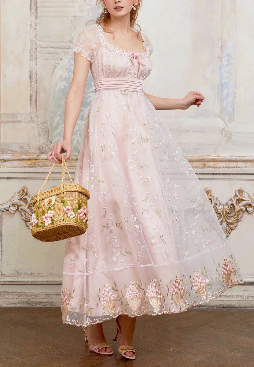 naturines's tweet photo. LaceMade Spring 2022 Ready-to-Wear Collection https://t.co/HLTKnmEGSs