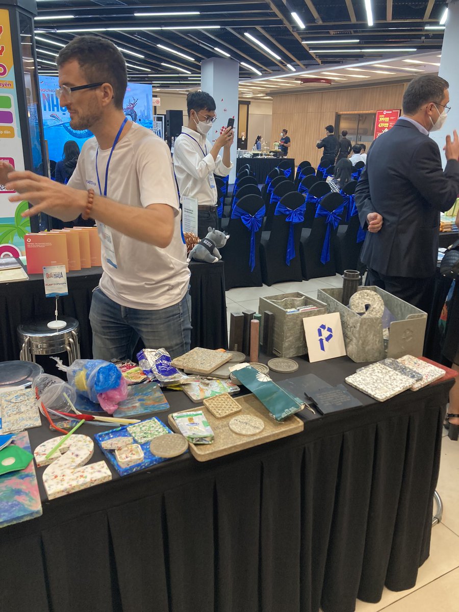 conan_herve's tweet photo. #HCMC Launch event of #Plasticbeast campaign to reduce our own use of #plastic materials (37kg/y). Many solutions to replace or reuse plastics were presented
🔄 It’s in our hands to change NOW ! #RethinkingPlastics @EUDelegationVN @expertisefrance #PlasticPeopleVN https://t.co/2SnWHXi7gK