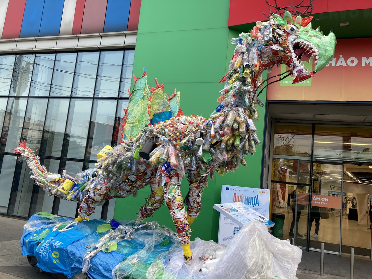 conan_herve's tweet photo. #HCMC Launch event of #Plasticbeast campaign to reduce our own use of #plastic materials (37kg/y). Many solutions to replace or reuse plastics were presented
🔄 It’s in our hands to change NOW ! #RethinkingPlastics @EUDelegationVN @expertisefrance #PlasticPeopleVN https://t.co/2SnWHXi7gK