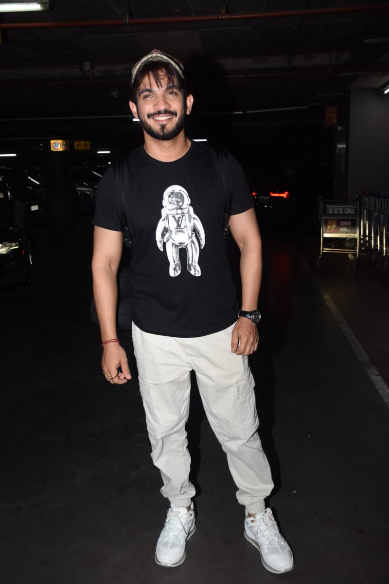 middaygujarati's tweet photo. #Arjunbijlani with surbhi snap at airport
#televisionactor #televisionactresses #televisioncelebrities #coupleupdates #couple #CelebSpotted #CelebOuting  #formaloutfit #formalattire      

https://t.co/14SEQUEyyJ https://t.co/0Ia4EmAAwE