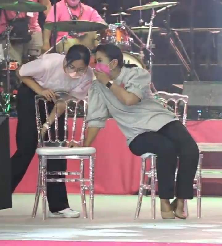 jpgrobredo's tweet photo. Yung noisy girl na pinatawag sa principalโs office https://t.co/GxxHjvwSoO