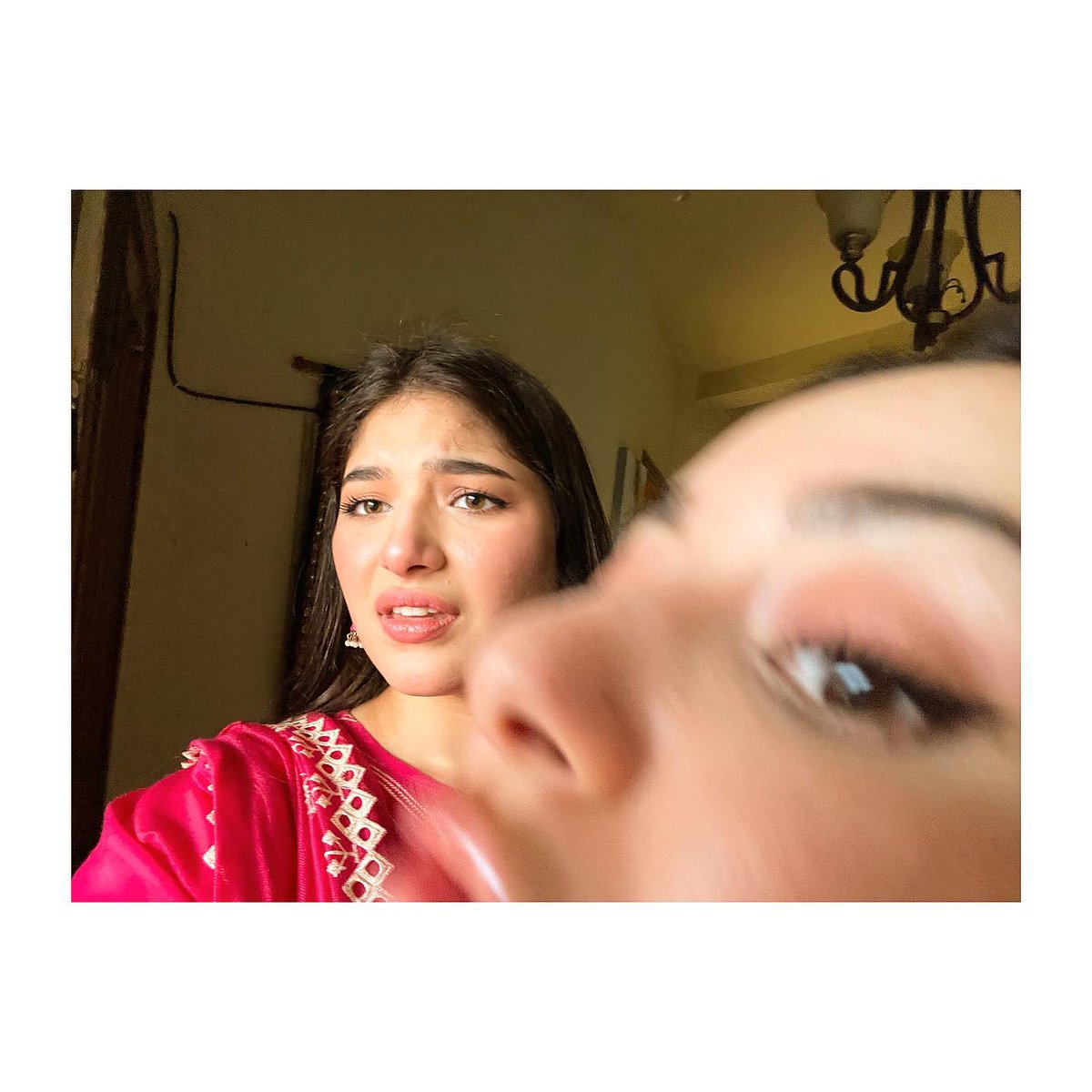 saymaaa18's tweet photo. Meri behen meri selfie kharab kartey hue!🥲🤧
#HaniaAamir #meme #eidmeme https://t.co/TlXenw5T0B