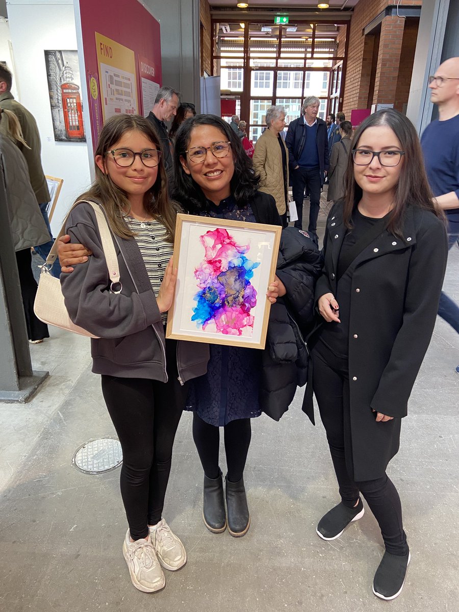 Cheenkee's tweet image. One of my Blooms collections went home with these lovely Bolivians!💕 Come visit @nfinitymark booth at G1 Affordable Art Fair Stockholm! 

#artfair #abstractart #contemporaryartist #abstractartist #contemporaryart #contemporarypainting #abstractpainting