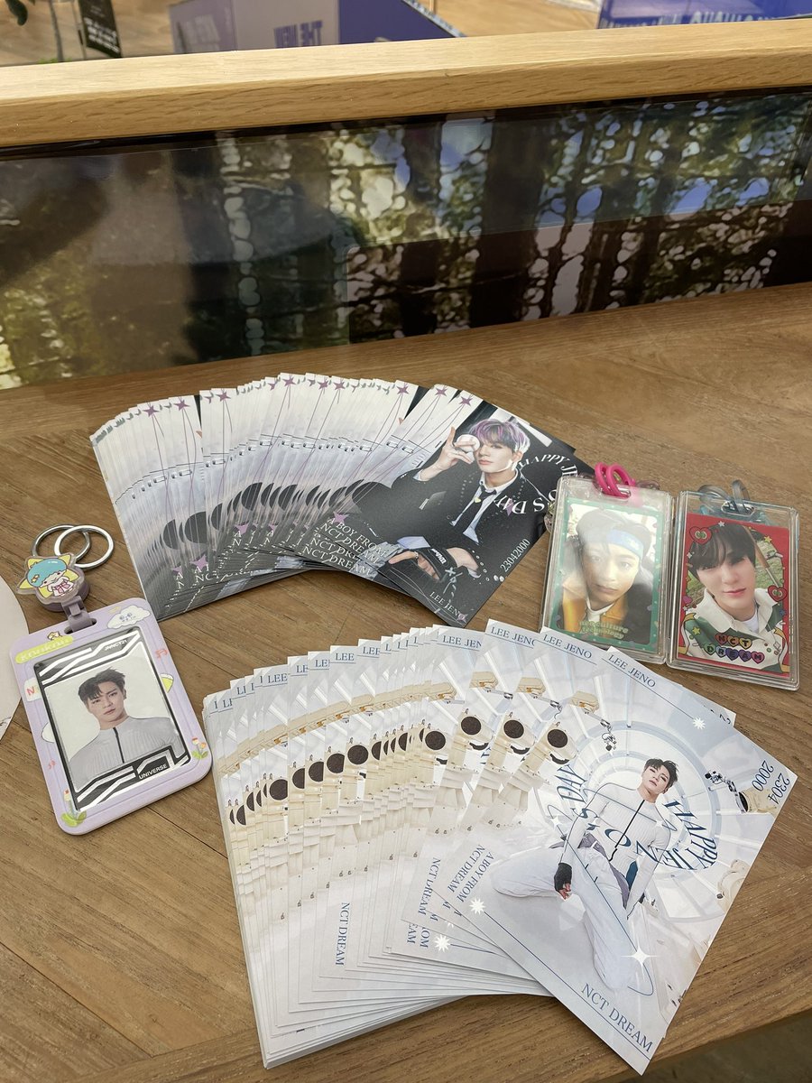 สยามดิสชั้น4 ตรงโต๊ะไม้ยาวนะคะ เสื้อขาวกางเกงยีนส์3คน🤍🙏🏻 #HAPPYJENODAY