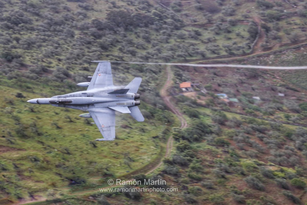 air_comment's tweet photo. #extremachloop #F5 #patasnegras #F18 #Eurofigther #Ala23 @darkmonspotter https://t.co/TEHjGeLvcY