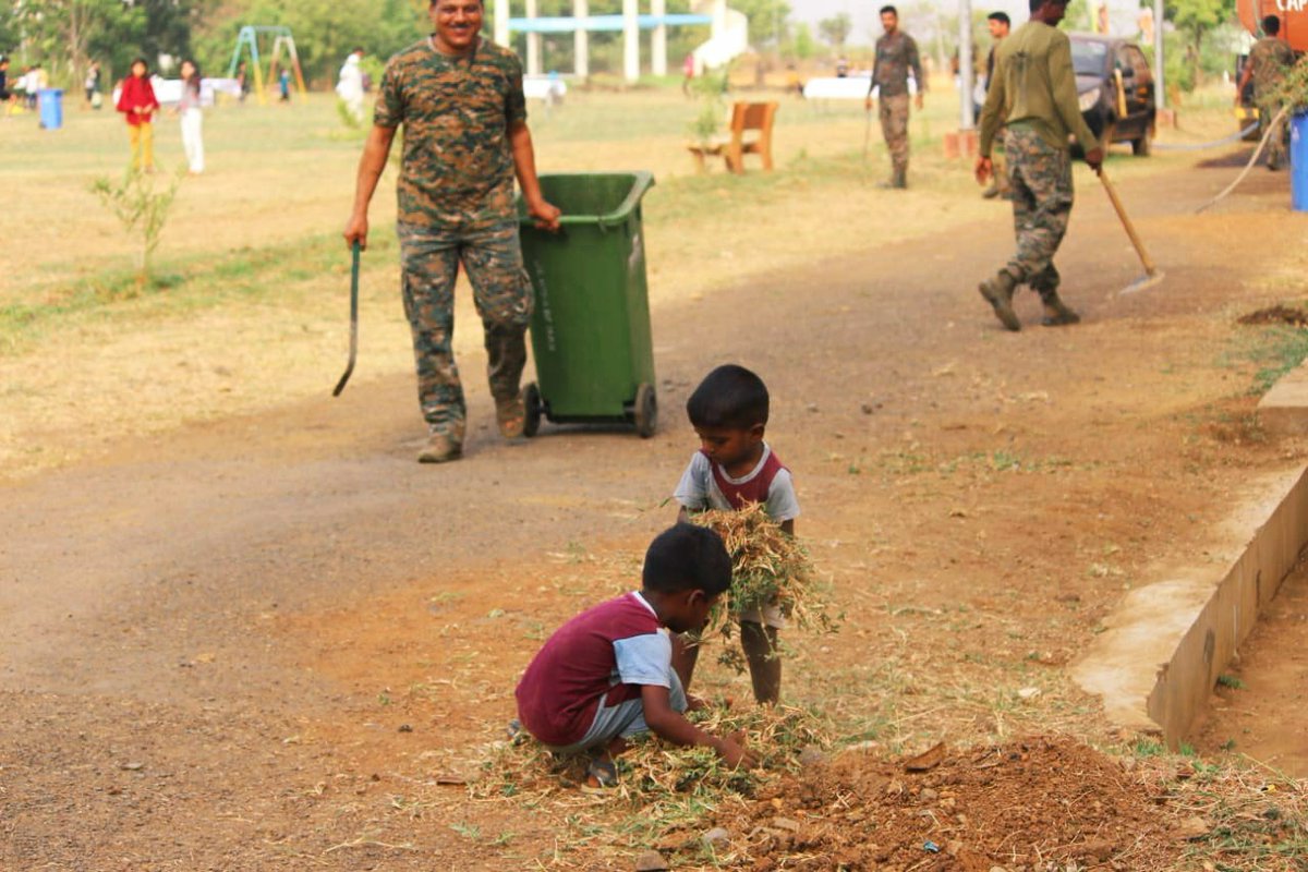 206CoBRAbn's tweet photo. On the occasion of #AzadiKaAmritMahotsav the 206 CoBRA Organised a Mega Cleanliness Drive in the Camp under the aegis of Sh.LoveKumar PMG CO 206 CoBRA. The participation of Children and family members was noticeable during the event.#PMOIndia #hmo #crpfindia #cobrasector https://t.co/cIe4mr951X