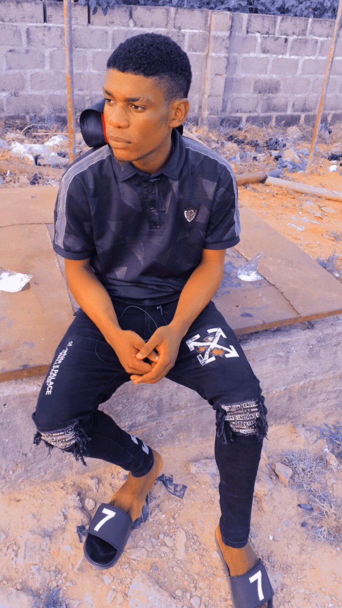 Schoolboy5451's tweet photo. @Oyintimmi @Timmysofine @Praizy_ranking @Klassique16 @Oluranti201 @miralty_ I'm skoolboi 💨🦅 https://t.co/aOeAUzGZ3Q