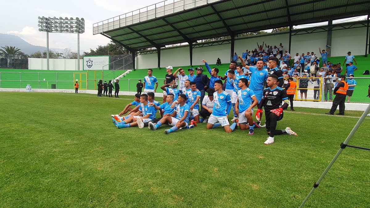 erick1ramazzini's tweet photo. Asi fue la celebración por la permanencia del Deportivo Sanarate en Primera División. https://t.co/4nnaJp9KfF