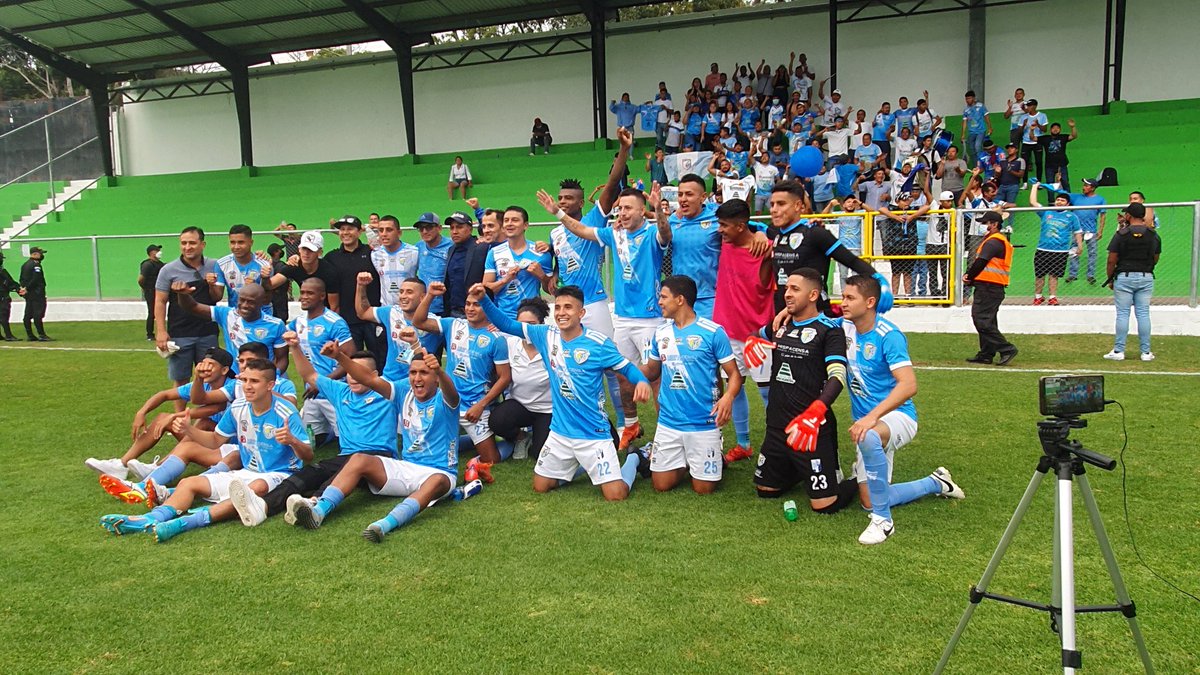 erick1ramazzini's tweet photo. Asi fue la celebración por la permanencia del Deportivo Sanarate en Primera División. https://t.co/4nnaJp9KfF