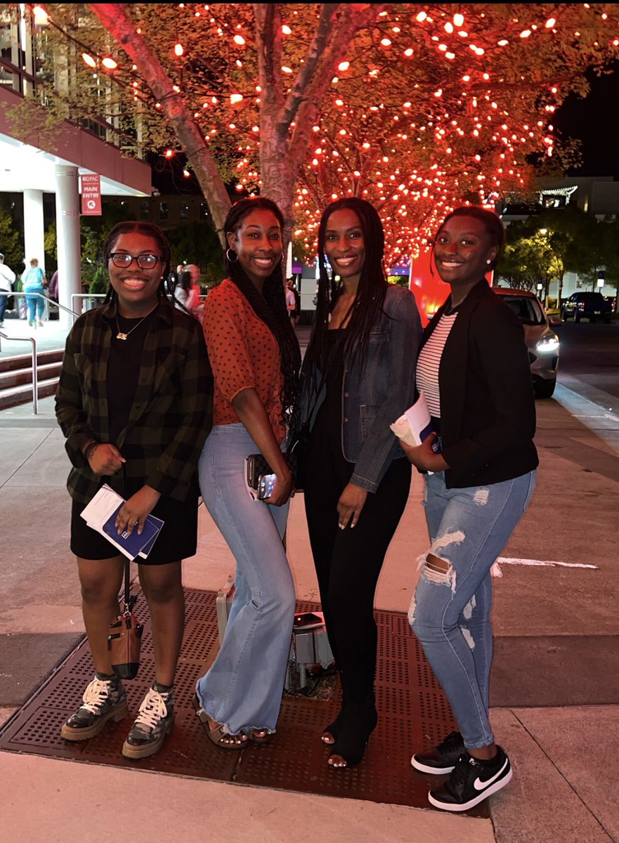 ShemekaMichelle's tweet photo. Me and my 3! If you love the movie, @PrettyWoman The Musical is a must see! https://t.co/PHPSvMEuwN