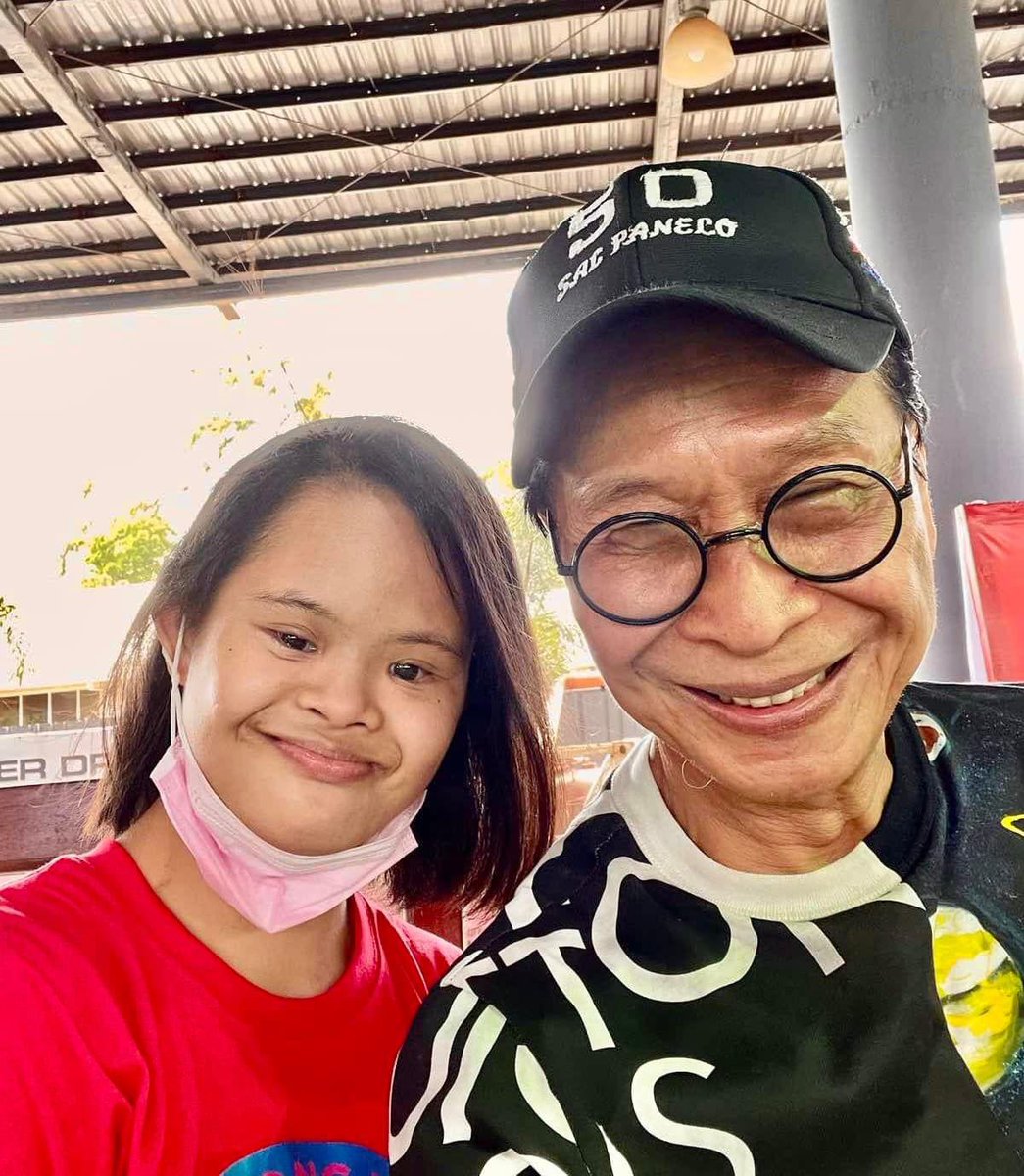 I was about to sing in a BBM-Sara sortie in Bacolod when this girl came on stage and hugged me! ❤️ Thank you hija! This battle is for you! 💚

#AngPWDDapatVIP #PaneloPanaloSenado
#50SalPanaloPanelo #KayPaneloPanaloAngPilipino