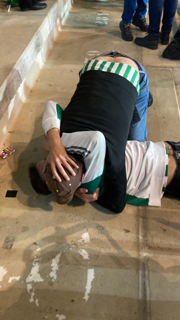 PaulinoMrquez1's tweet photo. Así celebro yo un título en el suelo de la Cartuja abrazado a mi hijo https://t.co/E6OlpBokke