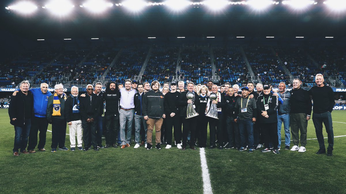 SJEarthquakes's tweet photo. Absolute legend. 🏆
Congratulations Frank Yallop & welcome to the Quakes Hall of Fame! #VamosSJ https://t.co/RQN04mnBXJ