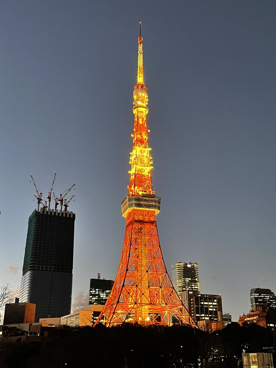 「いろんな角度から見てみよう」 〜東京タワー編〜 5枚目はこちら！ 夜の初めを鮮やかに照らしてます✨