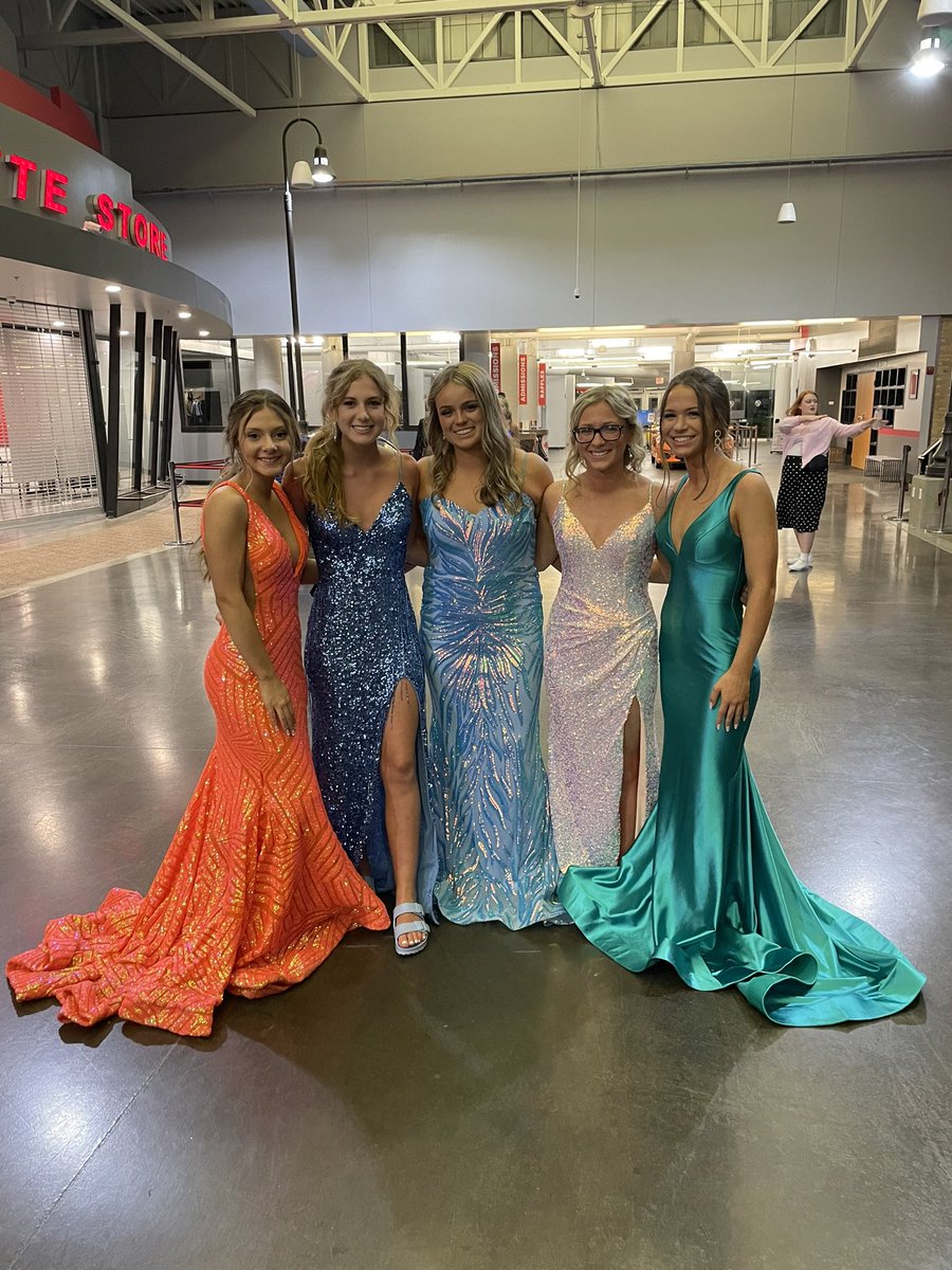 SWSoftball's tweet photo. 🥎 PROM 2022 🥎 These ladies sure do clean up nice! 😍 https://t.co/AgSMQtRCB9