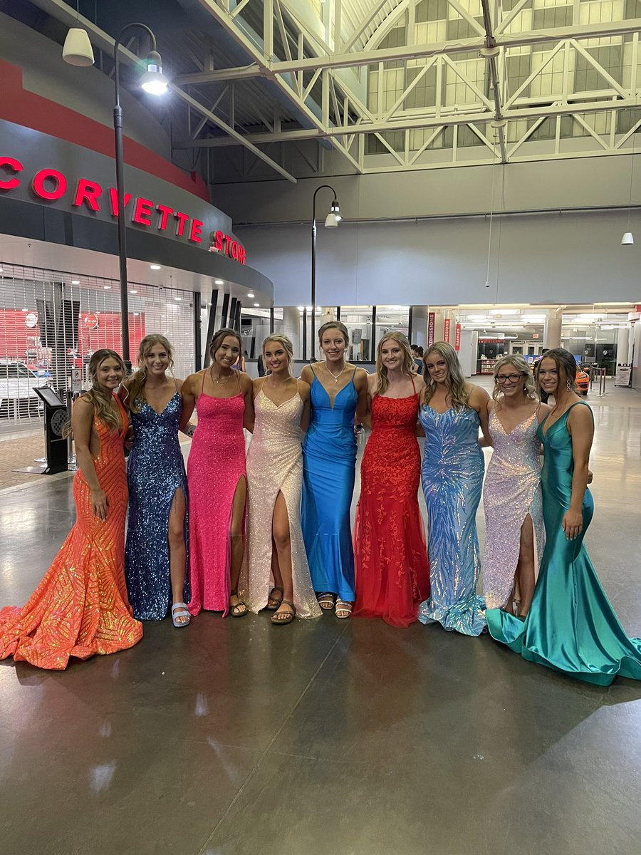 SWSoftball's tweet photo. 🥎 PROM 2022 🥎 These ladies sure do clean up nice! 😍 https://t.co/AgSMQtRCB9