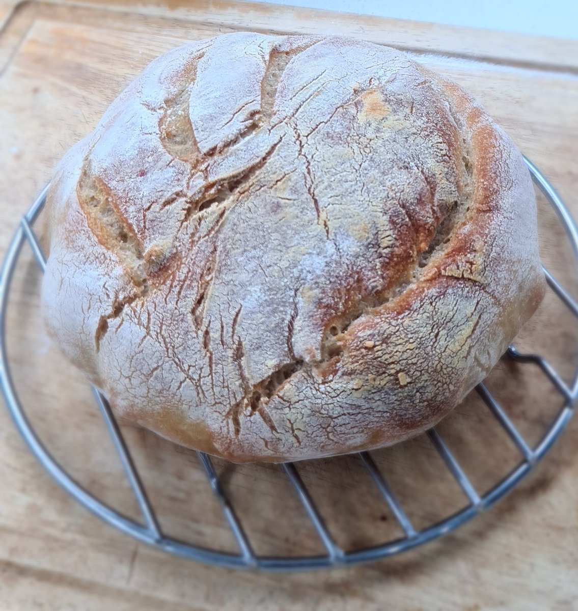 jiljilramamani's tweet photo. Slow fermented 90% hydration yeasted boule. Still need to learn the art of scoring using the lame but not bad I'd say :) #TeamFood #LetsBreakBread https://t.co/hmQxyzzmnU