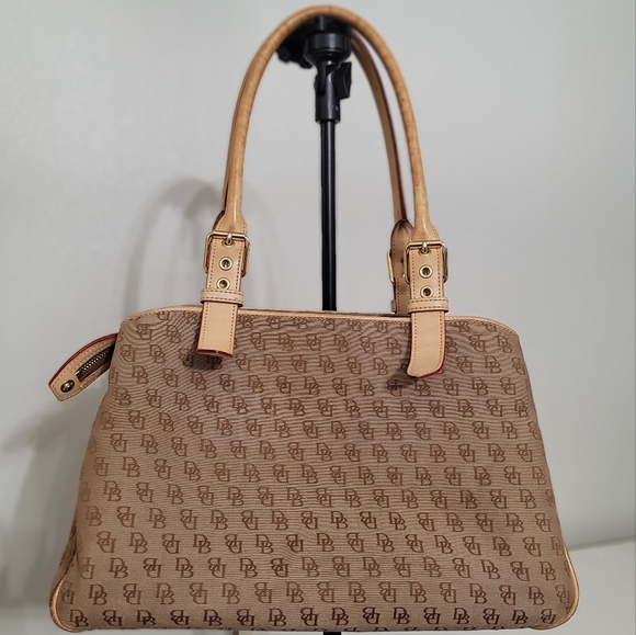 dree_miller's tweet photo. So good I had to share! Check out all the items I'm loving on @Poshmarkapp #poshmark #fashion #style #shopmycloset #dooneybourke #americaneagleoutfitters: https://t.co/XknWa6gLH5 https://t.co/rWgOtaJNb5