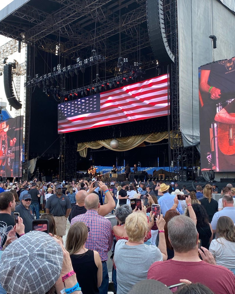 cbartleyiaff's tweet photo. Awesome concert with the beautiful @mandibartley tonight in Lexington!! @ChrisStapleton @WillieNelson @SherylCrow &amp; @madelinemaking were all outstanding!! https://t.co/U1c5NGMzjt