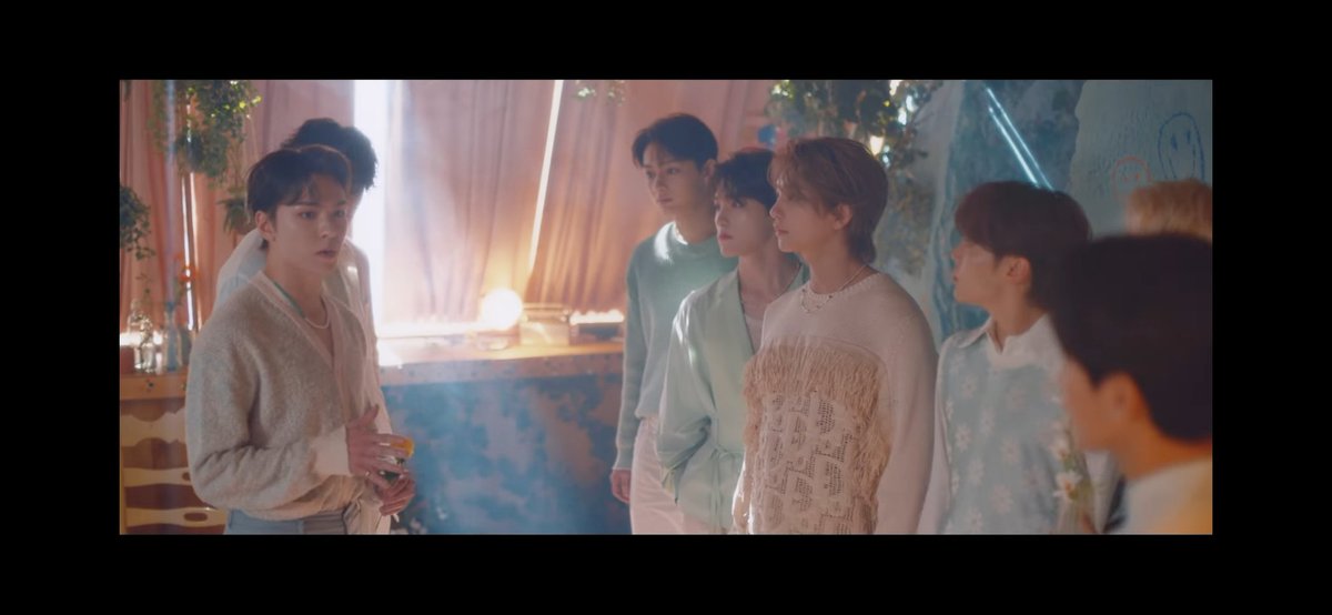 17Brazil_'s tweet photo. Xente, chegando com polemicas já. Vcs notaram que tem umas coisas estranhas em Darl+ing? Será que é spoiler do comeback? 😏 
1 - foca mt nessa parte palavra cruzada
2 - o Vernon parece estar falando algo importante e ai ele mostra que a sombra deles n aparece
3 - shadow é sombra https://t.co/zdD1zETHvq