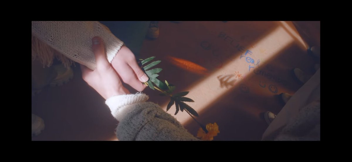 17Brazil_'s tweet photo. Xente, chegando com polemicas já. Vcs notaram que tem umas coisas estranhas em Darl+ing? Será que é spoiler do comeback? 😏 
1 - foca mt nessa parte palavra cruzada
2 - o Vernon parece estar falando algo importante e ai ele mostra que a sombra deles n aparece
3 - shadow é sombra https://t.co/zdD1zETHvq