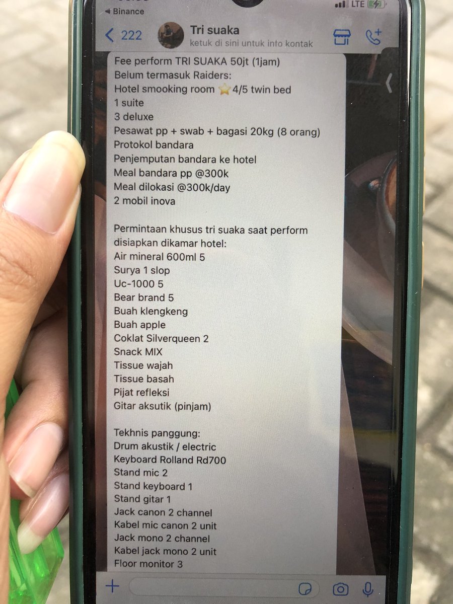 One99enO's tweet photo. Tri Suaka lu mau perform apa mau bikin rumah minta surya 1 slop? Ngewe berkedok pijat refleksi! Lebih respec sama Mas Duta Sheila On 7 sih https://t.co/WaSyymdT9C